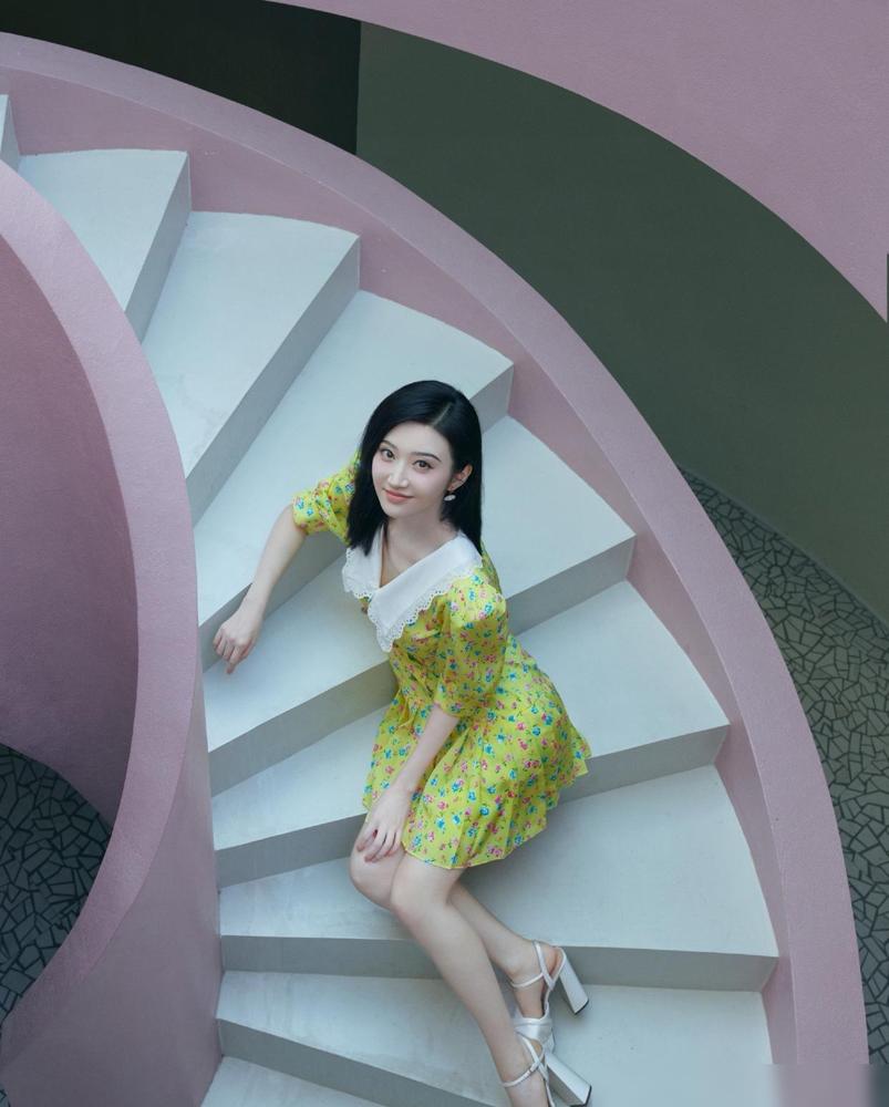 景甜的造型师，是不是跟她有仇？红毯精修图封神，现场生图直接把人送走。那场华表