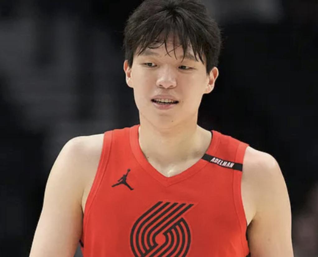 单节砍下6分7篮板2助攻。可以想象，很多人又要拿放大镜开始找杨瀚森的各种亮点