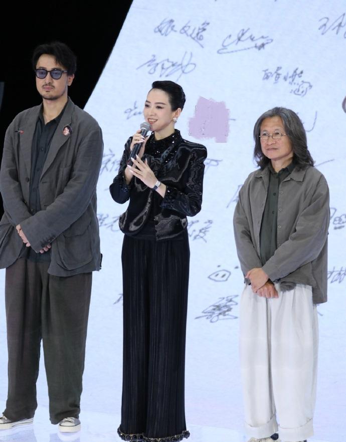 近日章子怡和陈可辛一起出席活动，两位非常的有默契。章子怡这次搭配了一身阿玛尼的