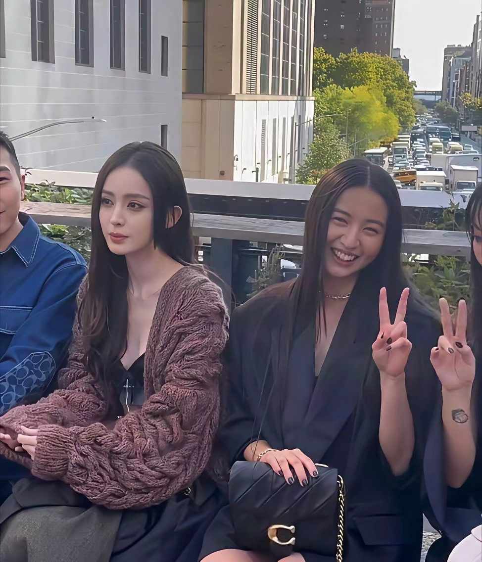 看到娜扎才明白，在绝对的美貌面前，脸的大小真的不值一提