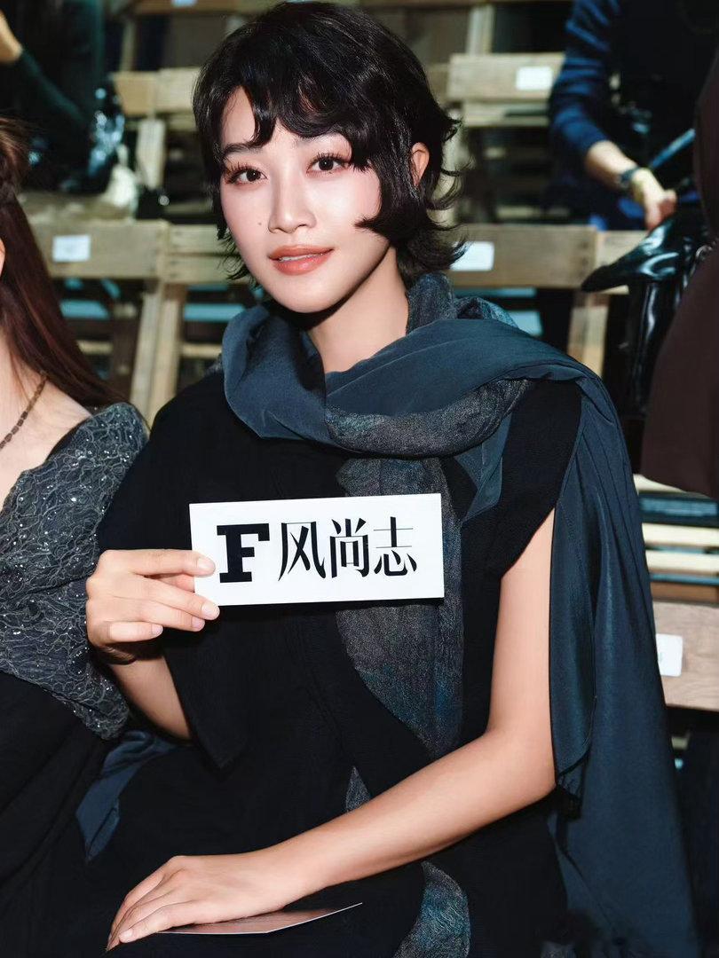 谁给蓝盈莹选的衣服谁给蓝盈莹做的妆造蓝盈莹亮相巴黎时装周，造型出圈，网友纷纷好奇