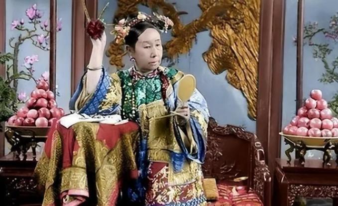 清朝时，紫禁城的夜晚，储秀宫的灯火总是最后熄灭，慈禧要睡觉，不是说熄灯就完事的事