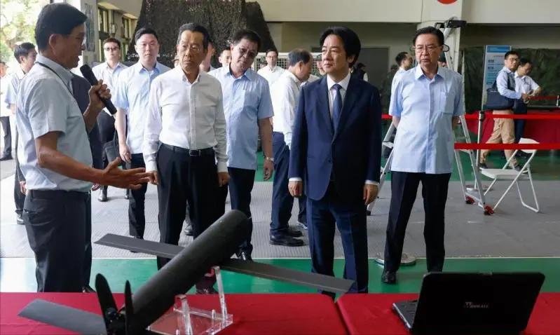 赖清德开始不相信美国能保护台湾，正与幕僚团队琢磨如何与大陆谈判，以达成既避免战争