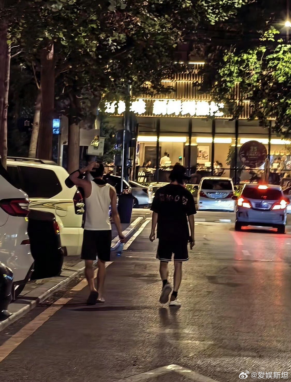 偶遇宋威龙全伊伦散步宋威龙散步的这个穿搭非常chill啊两个人都好松弛哈哈哈哈哈