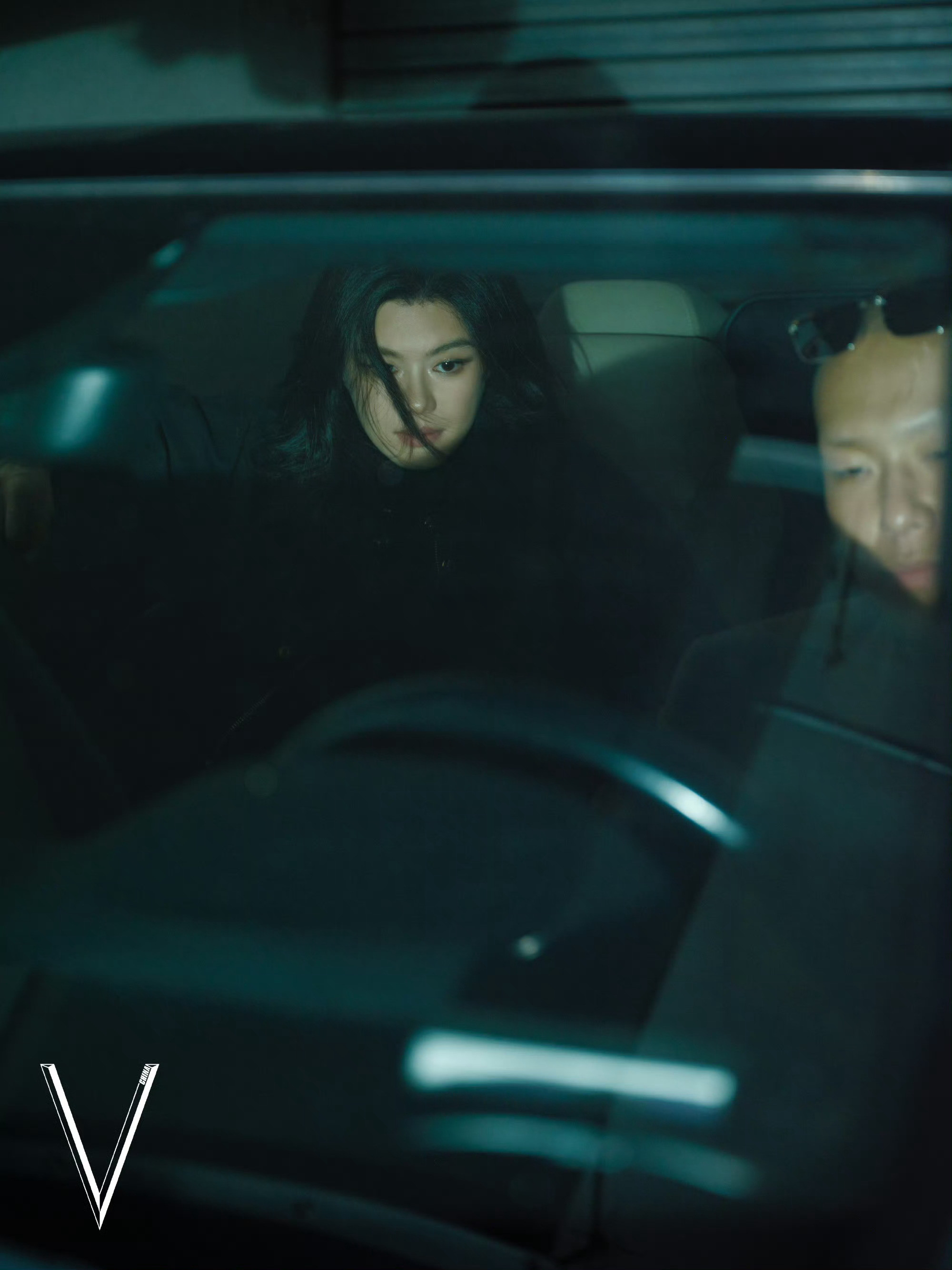 V中文版李蔓瑄的清冷摩登感大片V中文版美美新灵感摄影：左多寶​​​