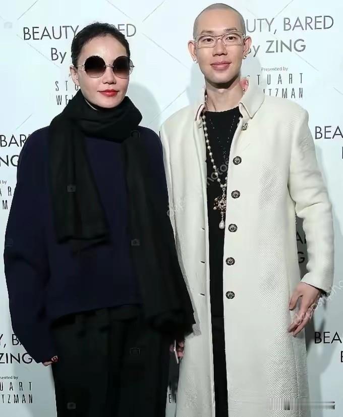 这就是王菲的御用化妆师，面相温和，自带佛相，看着特别舒服。他是华人化妆