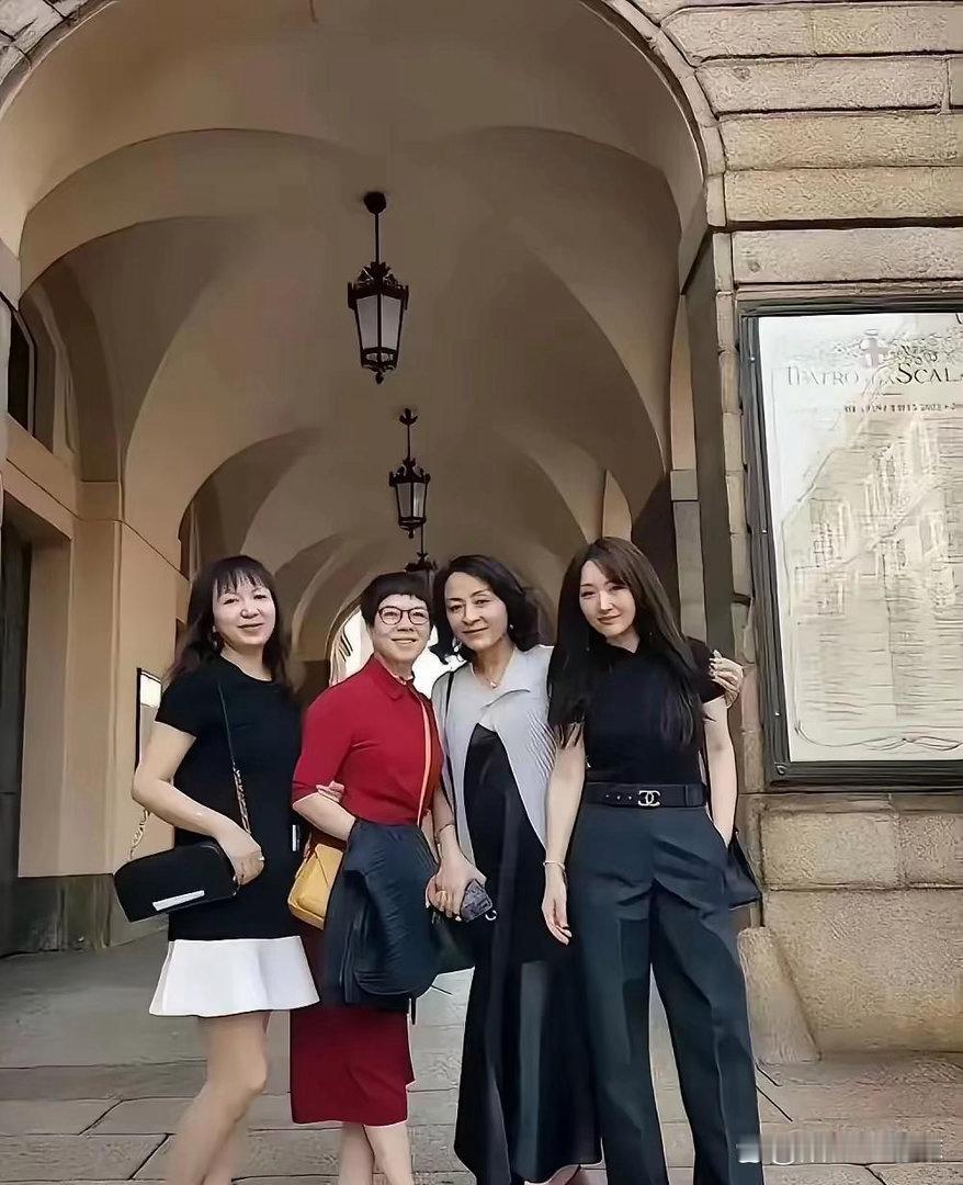 难以相信杨钰莹已然55岁，面容温婉状态绝佳，少女感依旧满满，岁月丝毫未曾辜负美人