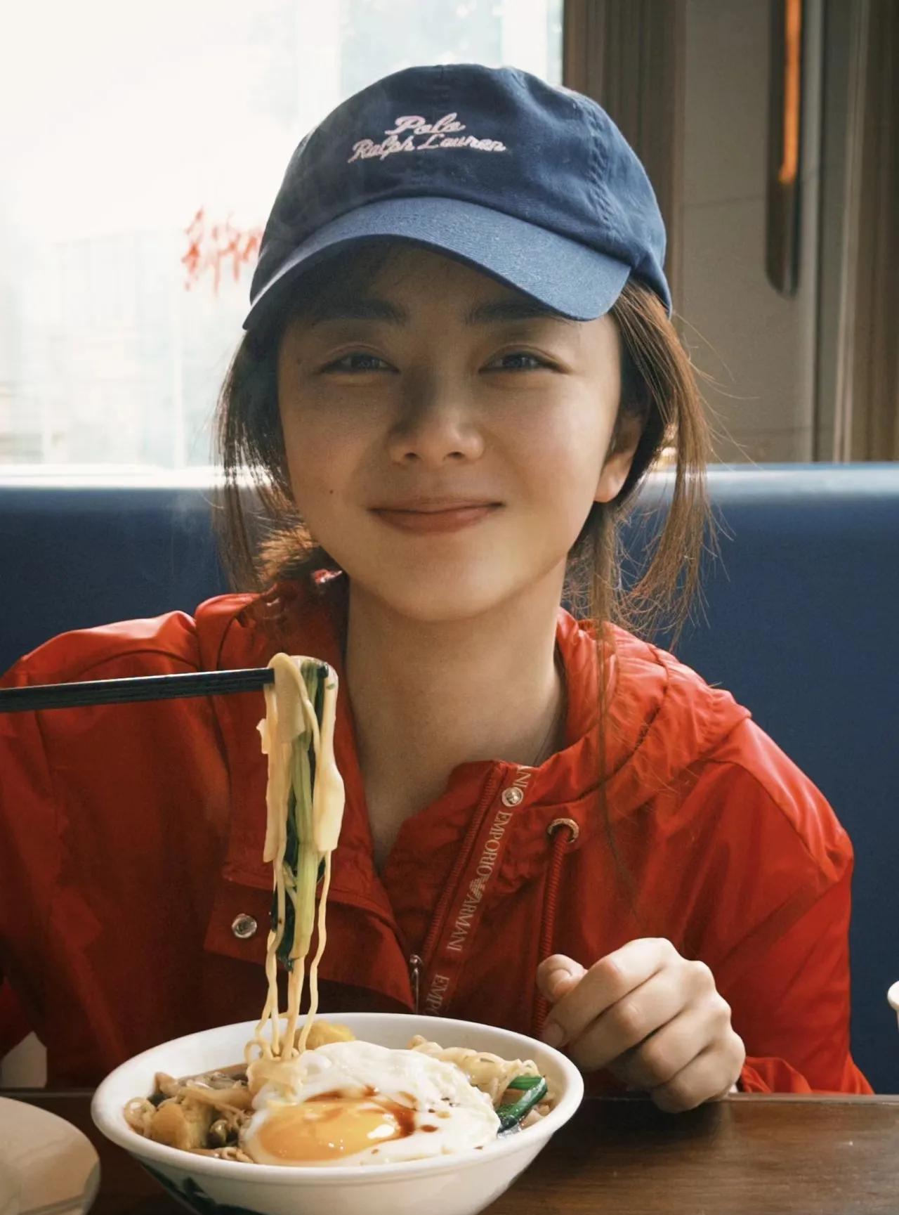 谭松韵素颜照，真的太鲜嫩了，特别甜美可爱，难怪她主演的电视剧收视率好，除了演技，