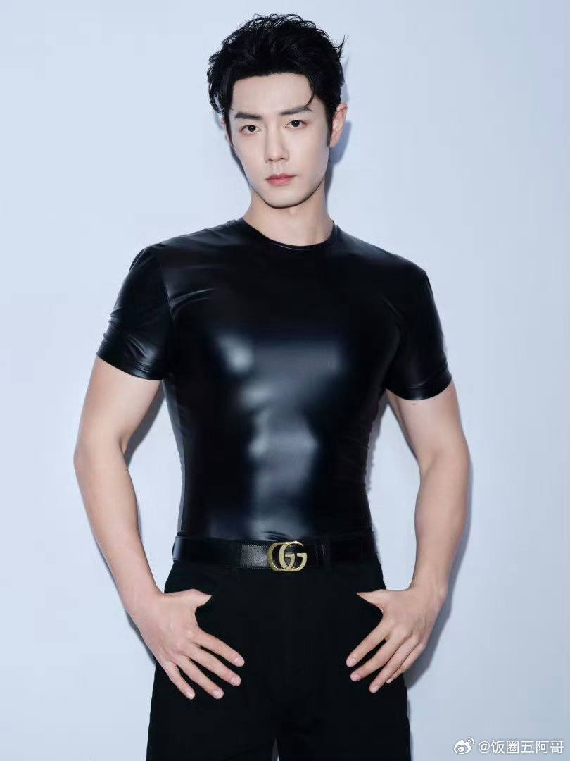 肖战这衣服穿起来看着怪怪的，总觉得哪里不对，晚上十点来我家，我教教你怎么穿