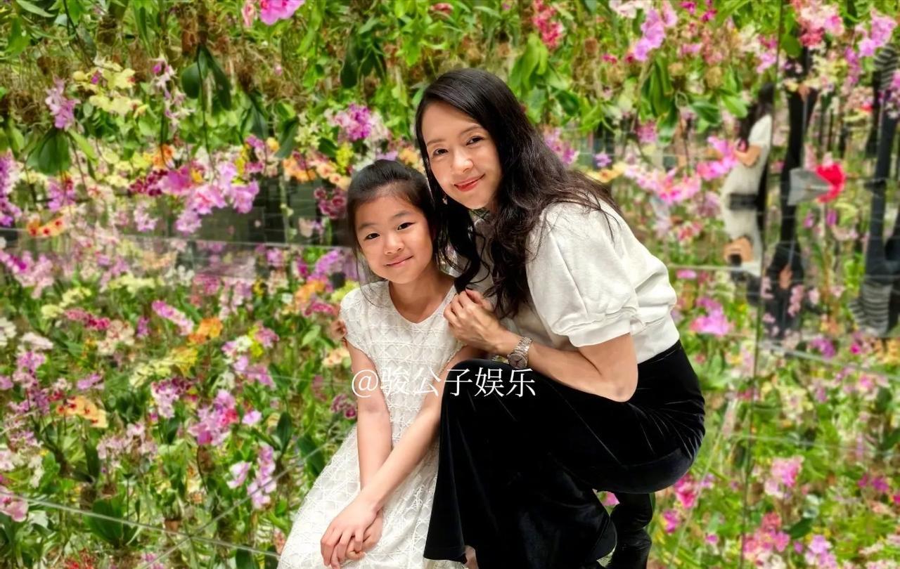 儿童节这天，章子怡温馨地分享了一组女儿醒醒和儿子小苹果的日常生活照，并送上节日祝