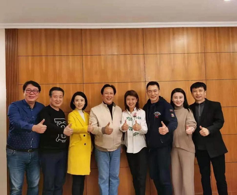 8星同框：我只认出了帅气挺拔的唐国强，清姿雅质的颜丹晨，气色盈和的许文广，疏