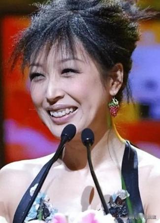 1994年，22岁的孙悦借遍亲友，甚至让哥哥推迟婚礼凑钱，买下一首被那英放弃的歌