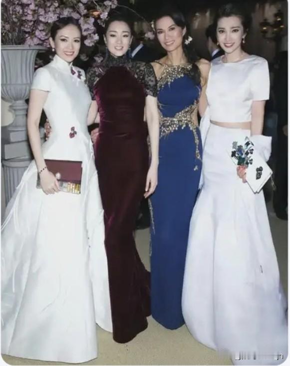 章子怡、巩俐、邓文迪、李冰冰四位大美女站一块，跟四朵开的最艳的花挤一堆儿似的，亮