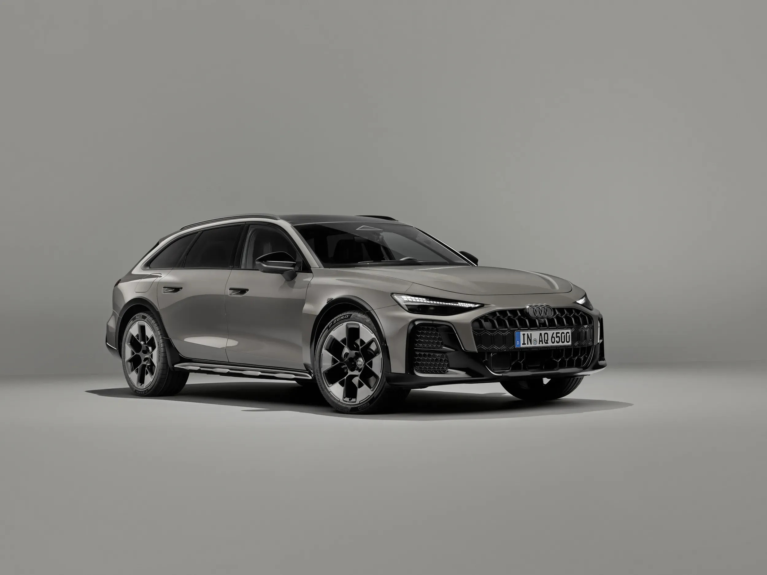 奥迪推出了全新一代A6Allroad，为其配备了RS6风格的宽体套件，并提升