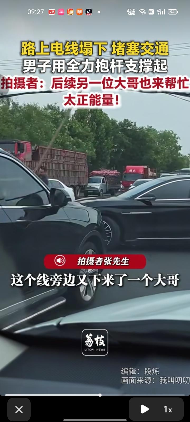 7月24日，河北石家庄。网友发视频称，道路上有电线杆塌下，不少车都过不去。有位大