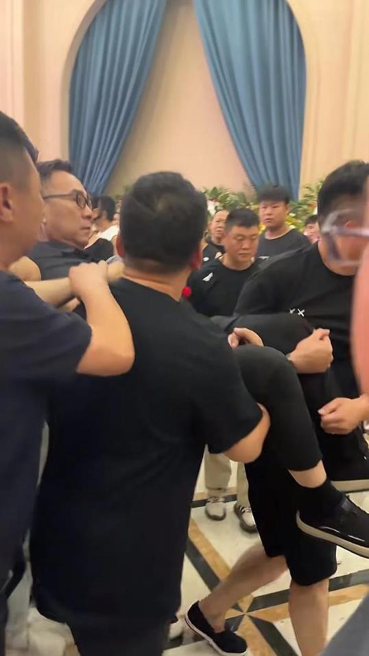 杨议在杨少华的葬礼上被抬走，原因是因为伤心过度晕倒。这件事情恰恰就发生在李金斗