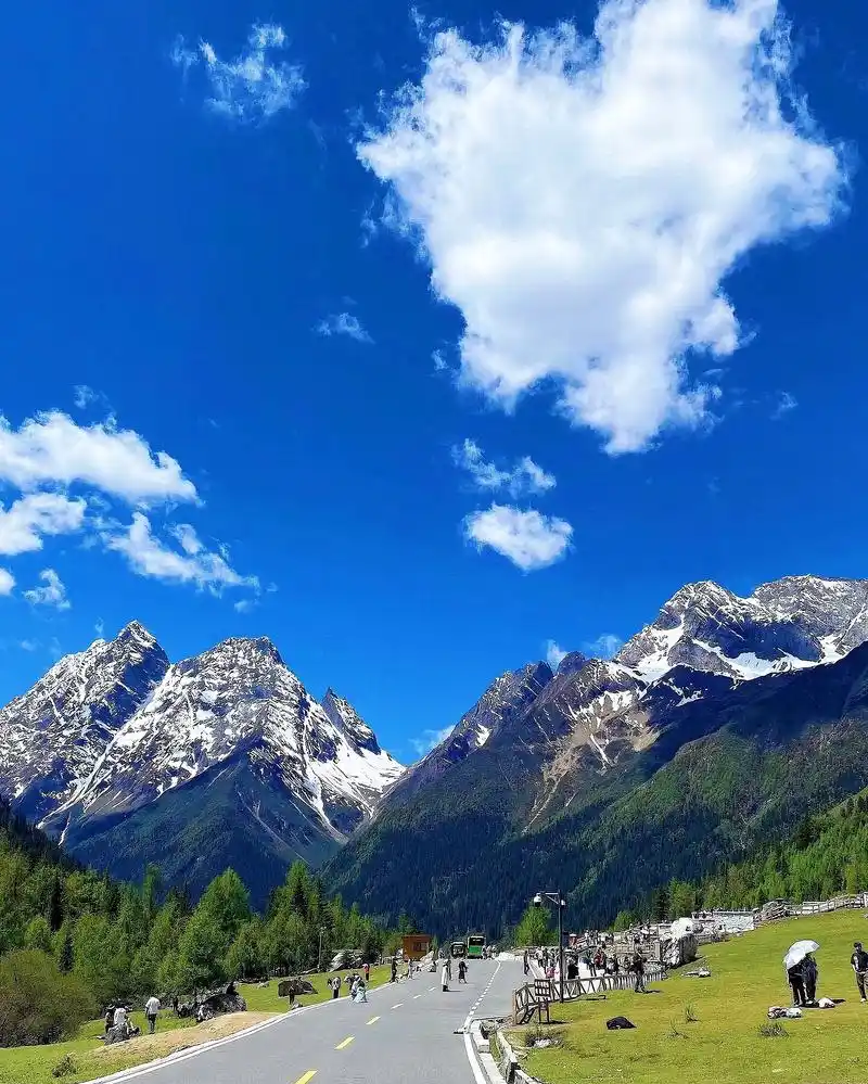 四川四姑娘山，风景很美，但海拔3200米可不是闹着玩的。一位游客，据说第一天