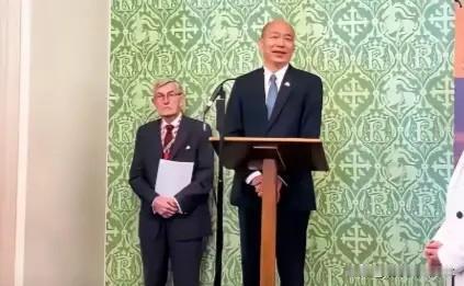 “决不投降”，有意还是故意？想不到，窜到欧洲的韩国瑜居然在英国议会下院丘吉尔