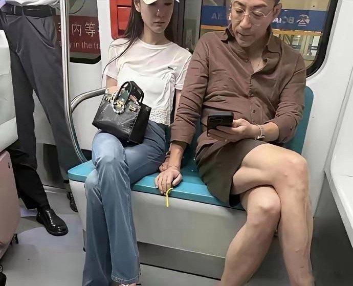 感觉很有钱的样子，还来挤地铁喃！