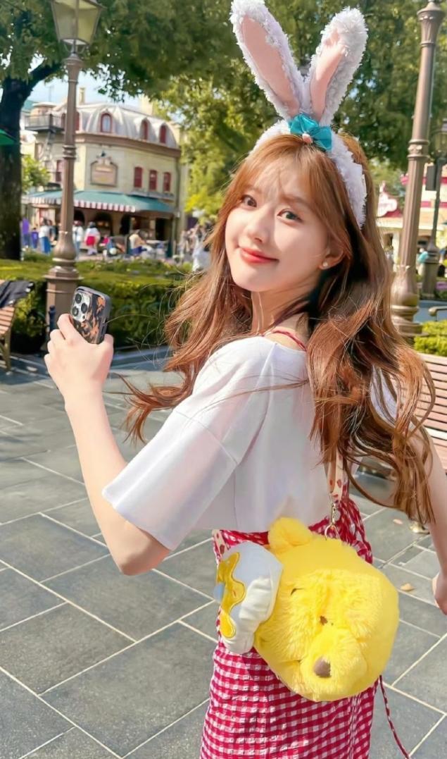 赵露思和银河酷娱一拍两散两败俱伤！解约风波后，赵露思工作停滞近一年，经纪公司这