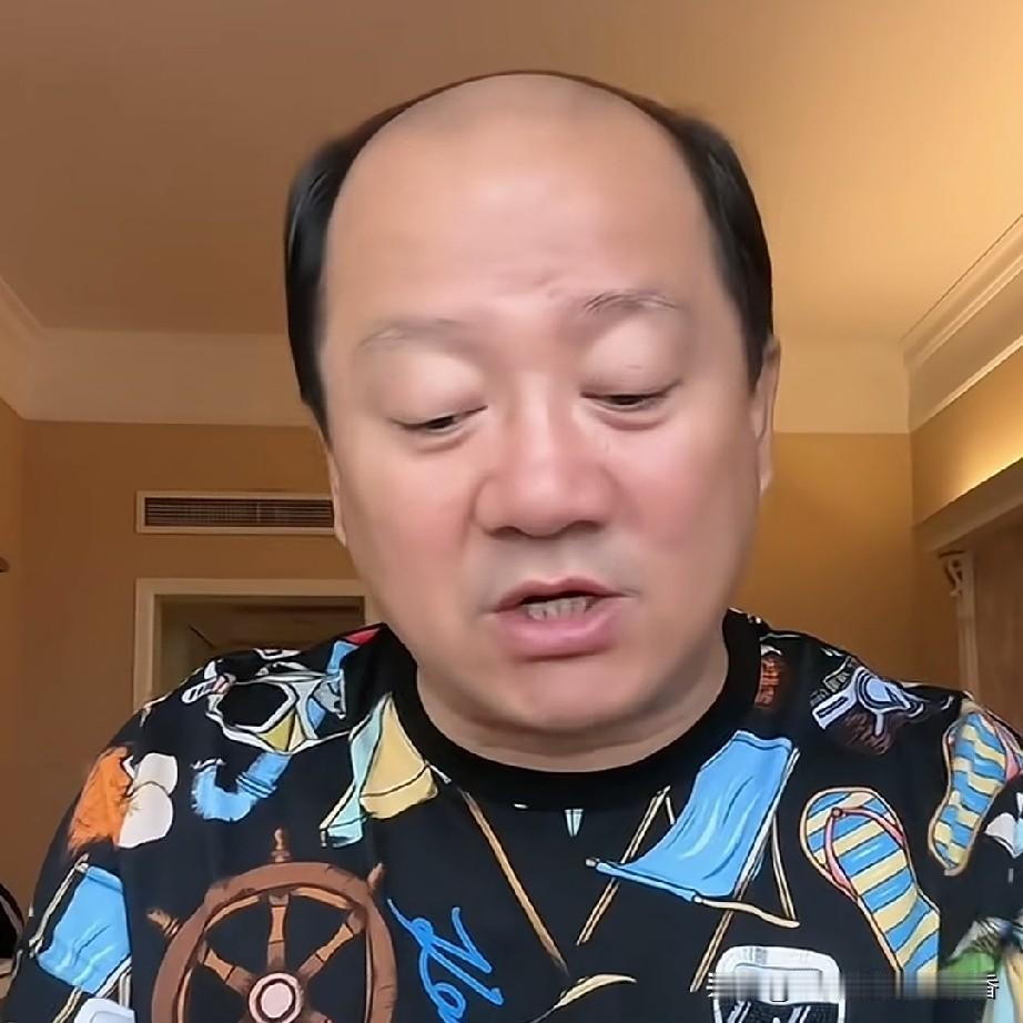 演员唐鉴军在直播的时候说:“我师父是有钱，而且挣的都是现钱，他一辈子都干的是文化