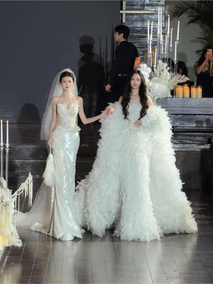 最近张予曦和郭碧婷在三亚出席活动，两位都穿了婚纱，看起来像两个漂亮的新娘子。