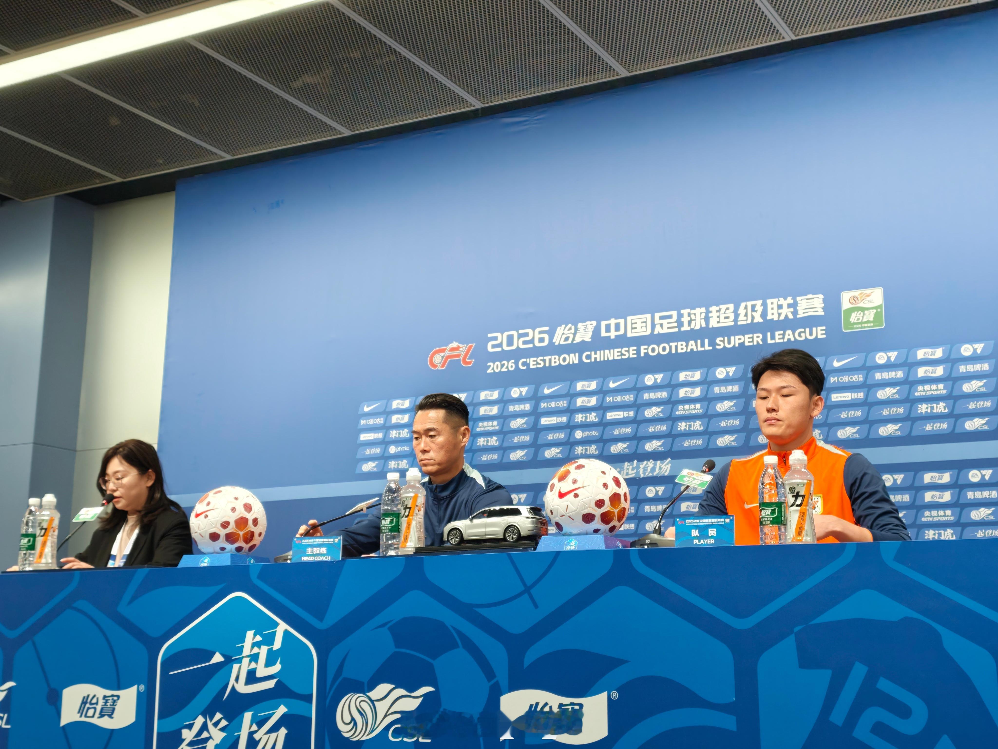 王大雷小腿不适有些拉伤，缺席本场比赛。天津·泰达足球场