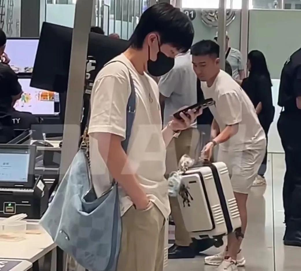这谁能扛得住啊！王楚钦的机场照流出，再一次帅出新高度！LV衣服和包包看腻了