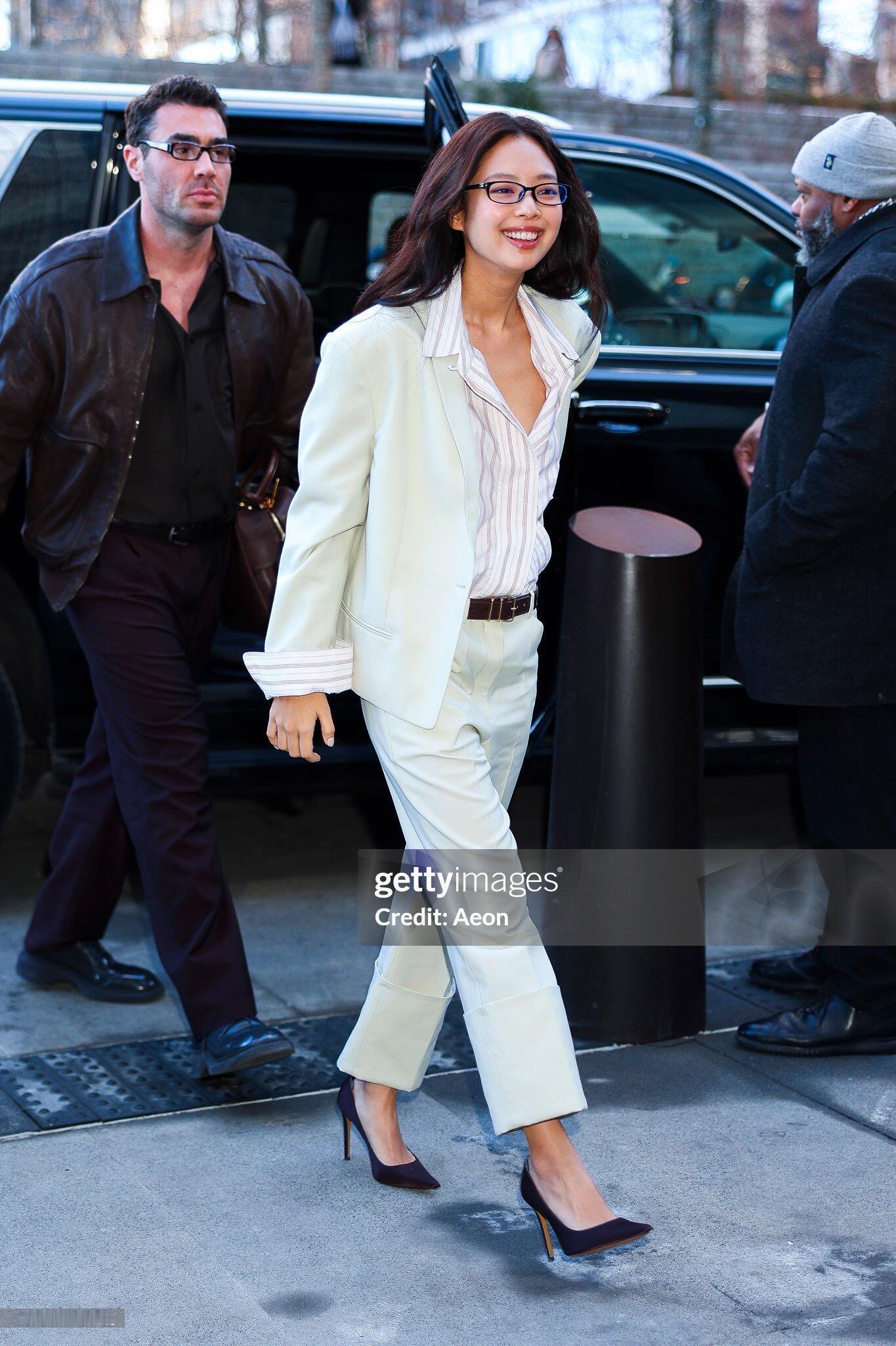 Jennie纽约时装周生图Jennie黑框眼镜Jennie惊喜亮相纽约时装周c