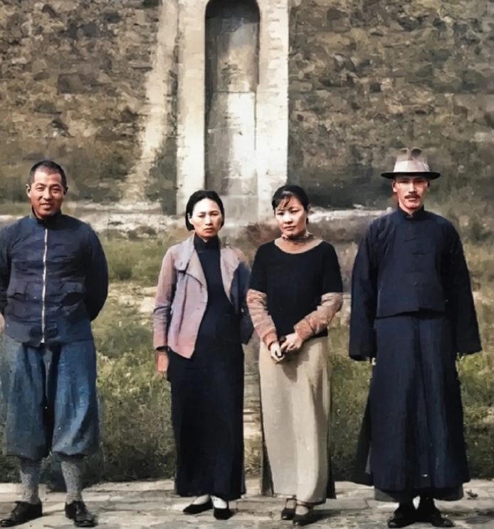 这是1936年，西安事变前，蒋张两人与妻子一张罕见的合影，照片中的蒋一脸严肃、忧