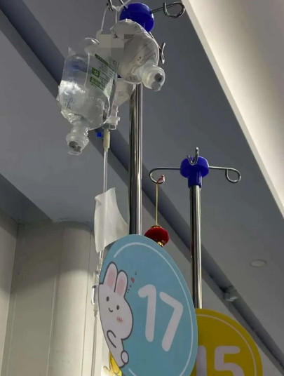 昨天一个13岁的小孩子，一个人来医院输液。当时护士台的护士，都不敢给他输液。因为
