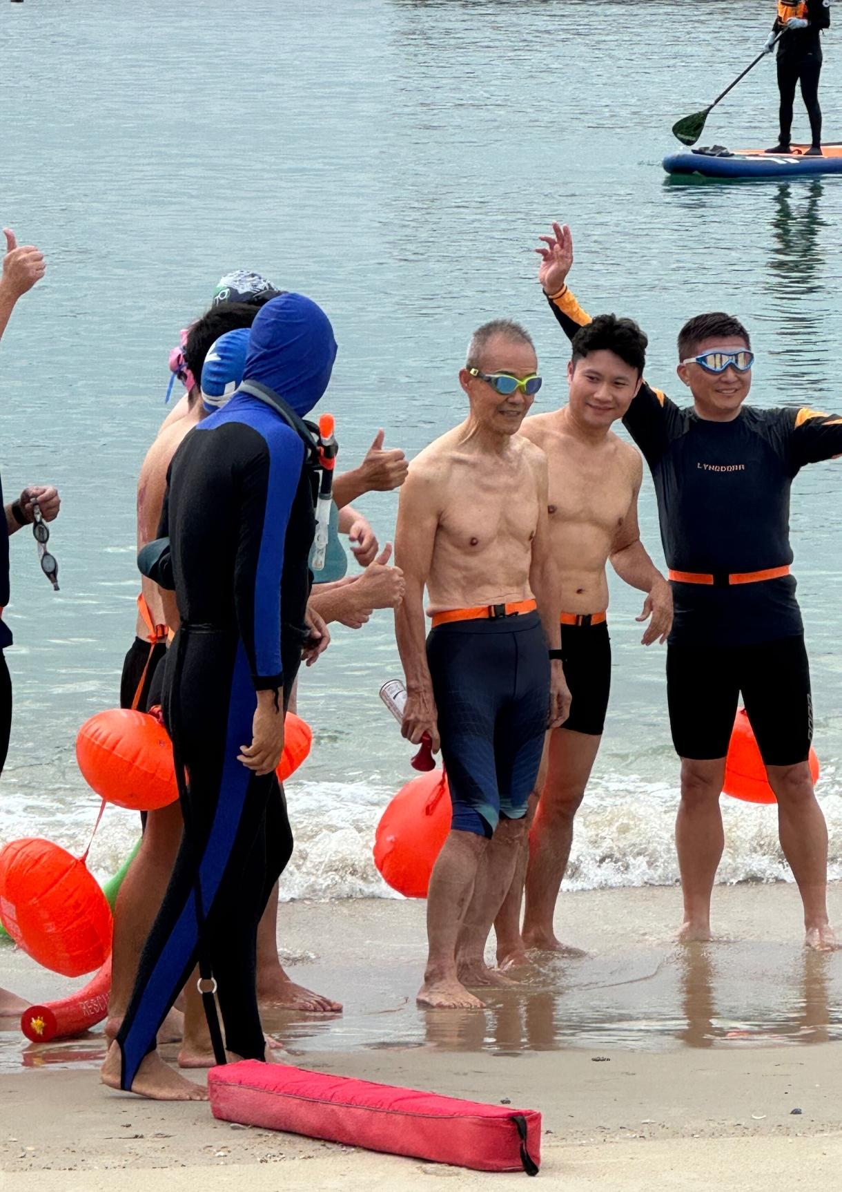 岁月不饶人，王石需要增肌，减少有氧，增加抗阻。他还贴着胰岛素针头，24h血糖仪