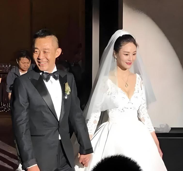2011年，潘雨辰不顾父母反对，坚持要和刚刚离婚的侯勇结婚。婚后，44岁的侯勇丝