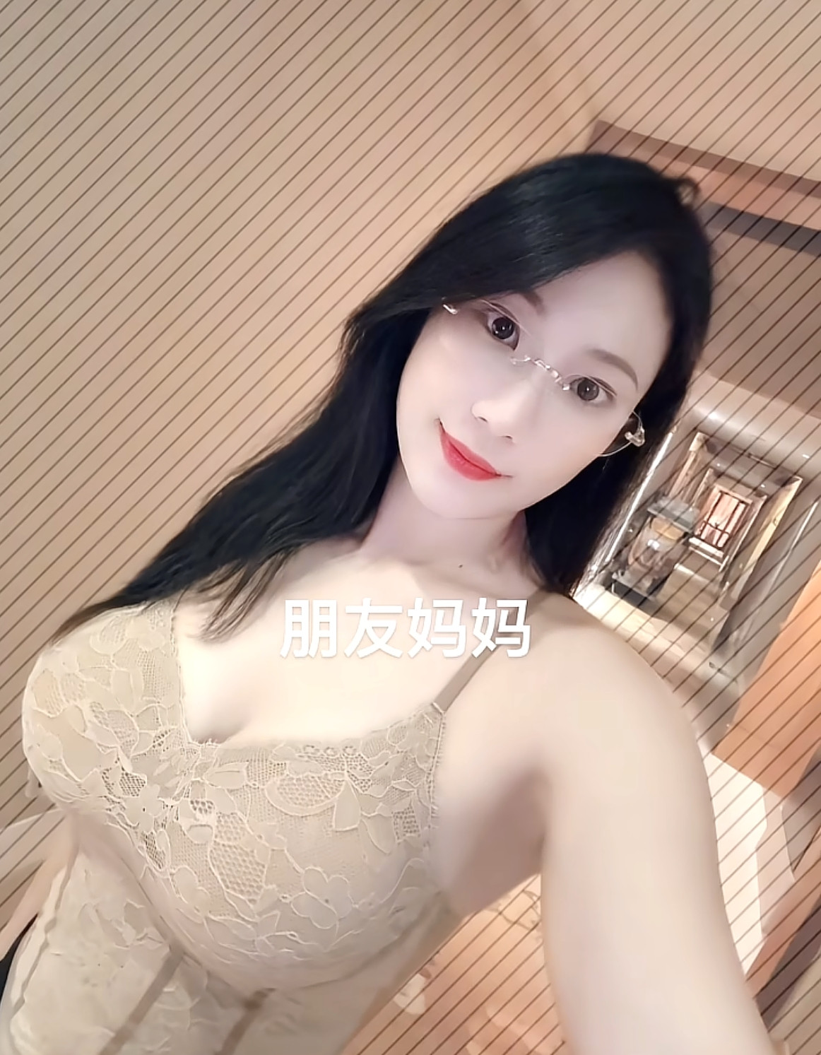 好身材好气质美女吊带秀出好身材长腿女神<!--{img...