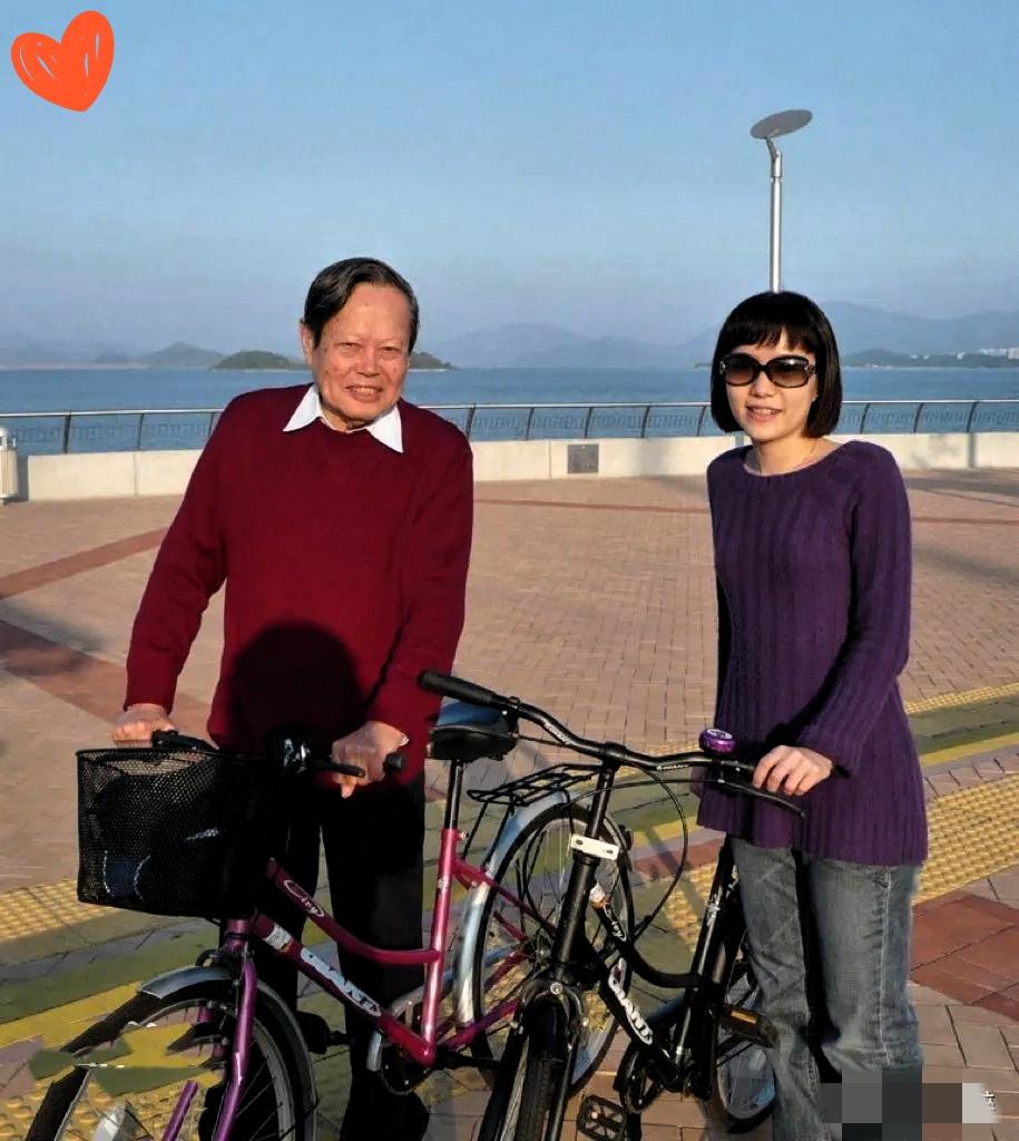 谁再说翁帆是“依附者”，真该看看这21年的日子。杨振宁先生离世，最痛的是她，