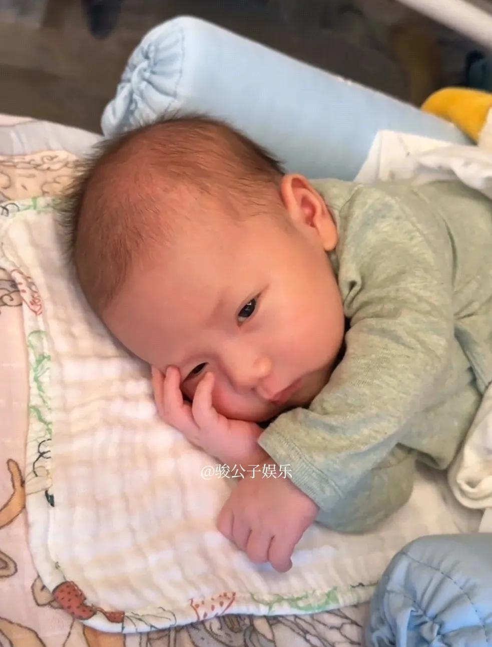 张檬生下小儿子已经一个多月了，这个宝宝颜值超高，有着漂亮的双眼皮和高挺的小鼻梁。