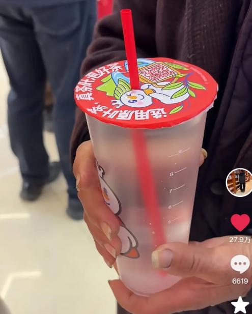 江苏，女子带老人外出时，老人突然口渴想喝点热水，女子就来到一家奶茶店，先花40块