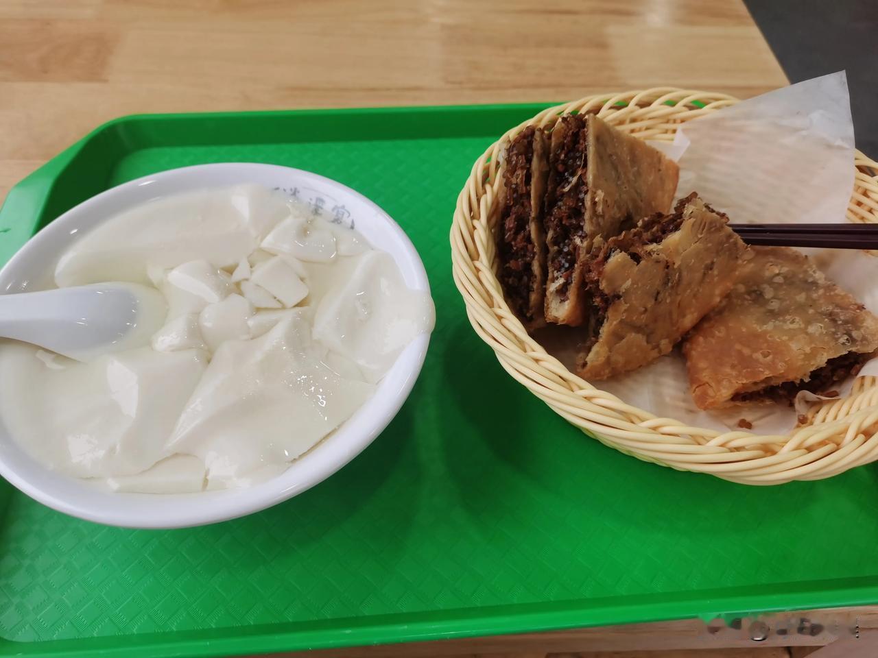 我觉得只有在河南吃饭才随意，去别的地方总是会莫名其妙的给人一种格格不入的感觉，就