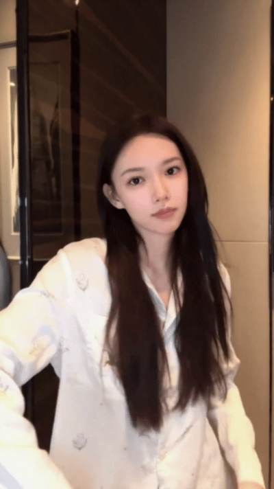程潇看了多少短剧才能美成这样程潇出场就是顶配千金感程潇这组造型氛围感绝了，体态优