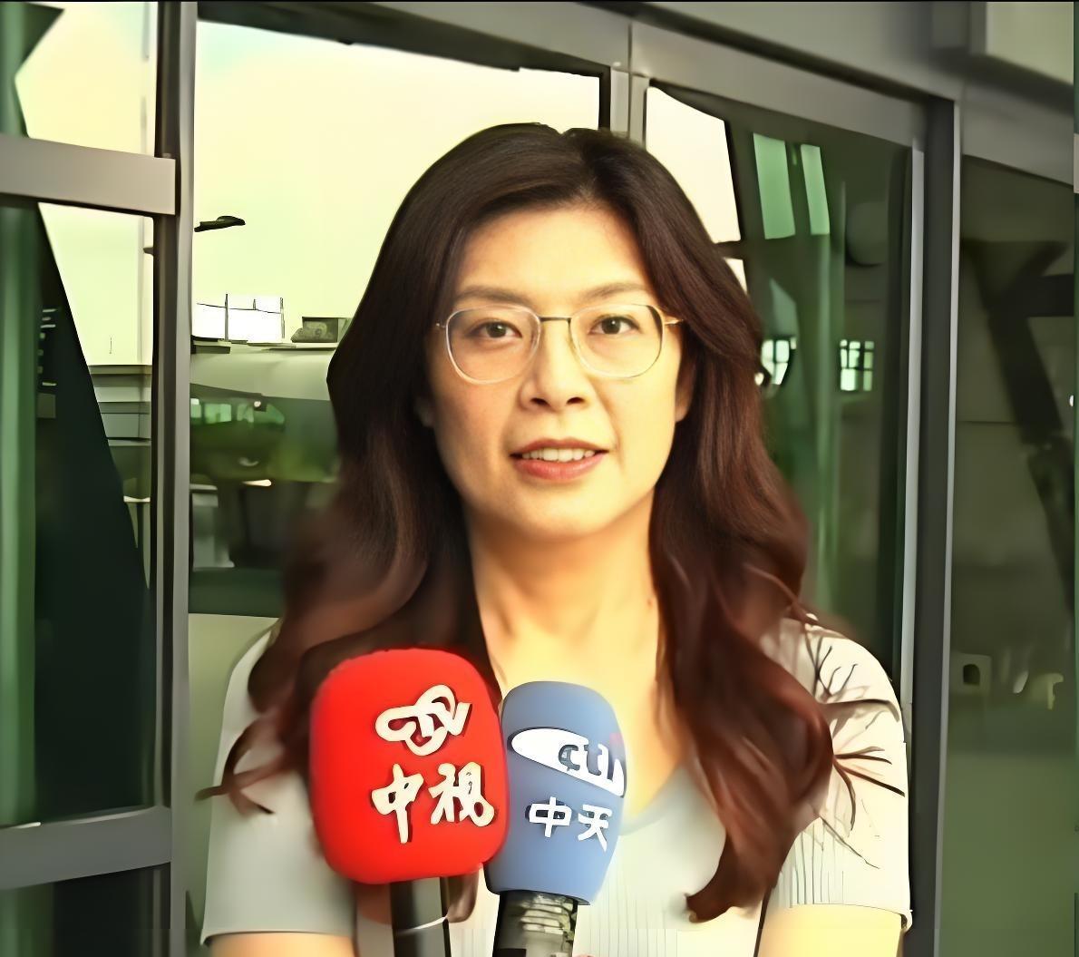 郑丽文正面回应会见日本政客高市早苗：我们不像民进党那样卑躬屈膝！日前，郑丽文在