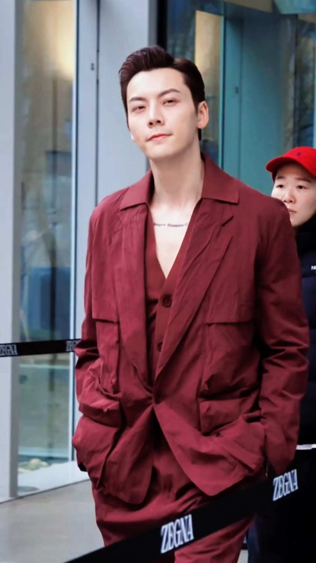 哦莫这个陈伟霆！！！深v红衣太魅惑了