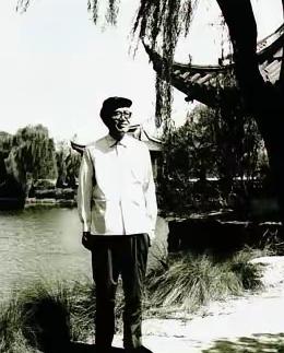 1975年6月，张闻天同志获准迁居江苏无锡。同年8月，他同妻子刘英及养女来到无锡