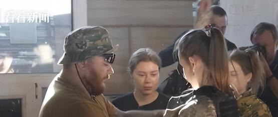 乌克兰老人妇女都上战场了---难以置信，乌克兰的征兵政策