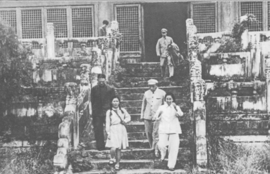 1954年春，彭德怀同志与夫人浦安修、侄女彭钢在北京十三陵游玩的情景。那时候，
