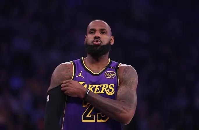 詹姆斯这次转型堪称伟大，直接让詹姆斯整个职业生涯都升华了。以前，有媒体老喜欢这