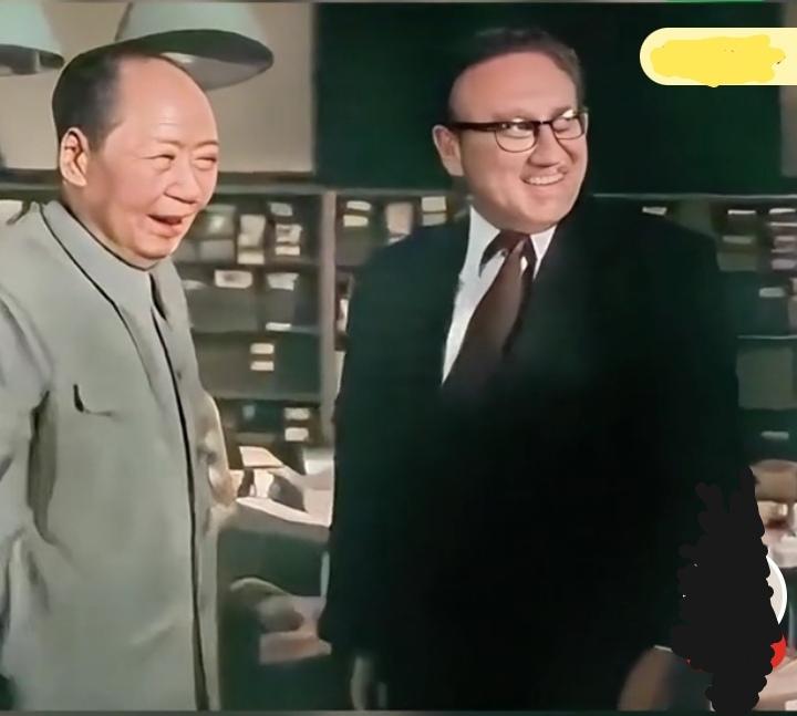 1975年10月，毛主席会见第八次来华访问的美国国务卿基辛格博士。基辛格关切地询