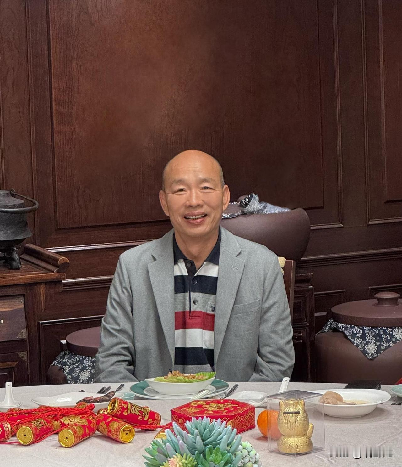 韩国瑜家年夜饭菜色很普通，桌上没看到几个菜，但是明显还有菜没有拍出来，这样做可能