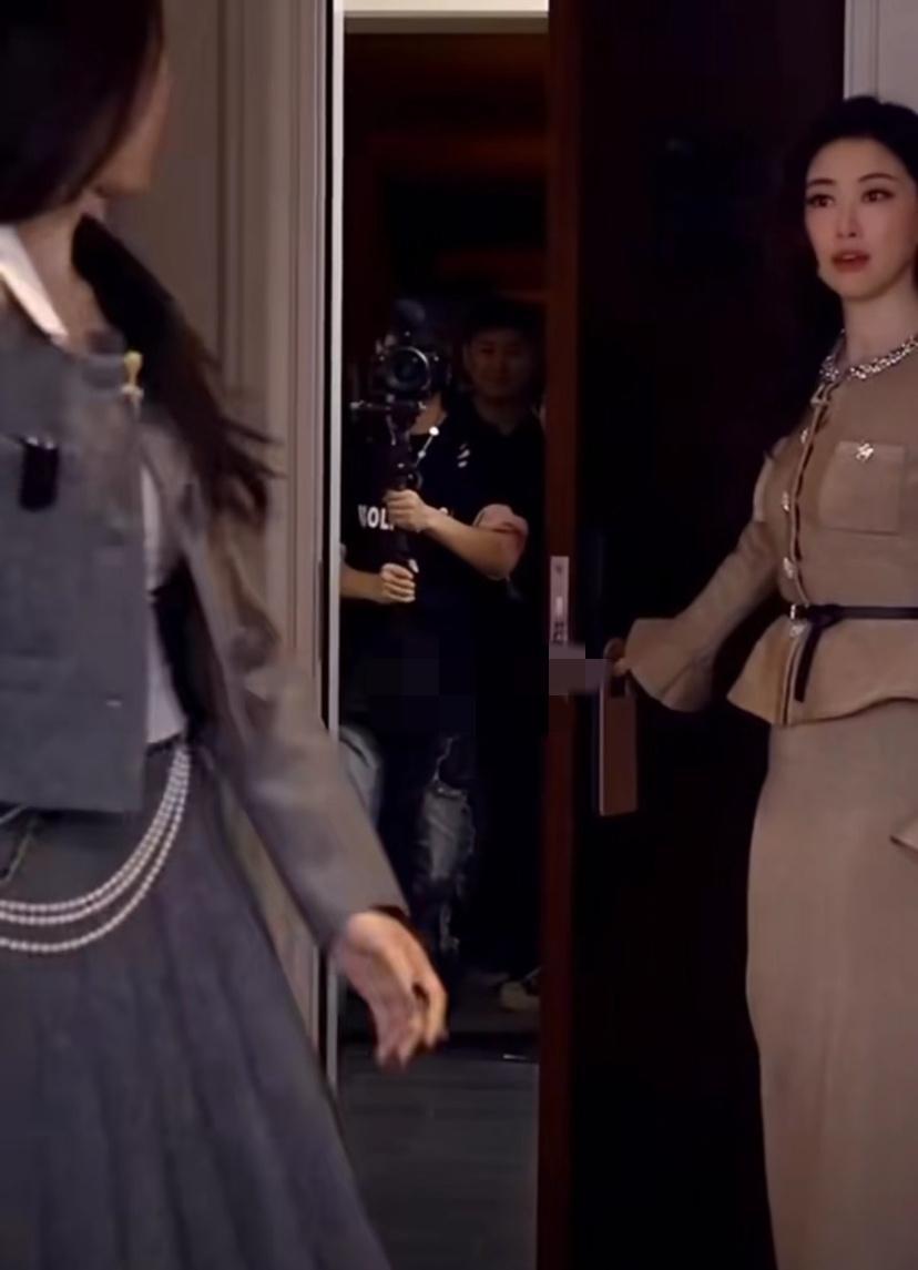 朱珠没说话，场子就稳了。翁青雅紧张到结巴，她一个眼神递过去，话头接得刚刚好。