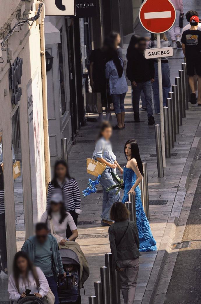 虞书欣戛纳蓝色妖姬造型南法街头的蓝色妖姬💙虞书欣一身湖蓝长裙，明艳锋芒，浪漫