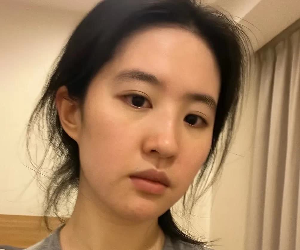 刘亦菲这波操作太溜了，娱乐圈的女明星们正在瑟瑟发抖，纯素颜，略黑的皮肤，